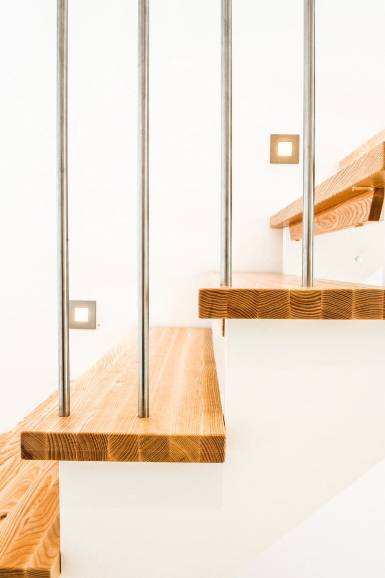 Bilde av #102 – Rett trapp, oppsalet, ask trinn, stålspiler